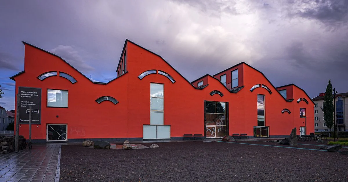 Bâtiment moderne remarquable à Jönköping, en Suède, avec un design audacieux.