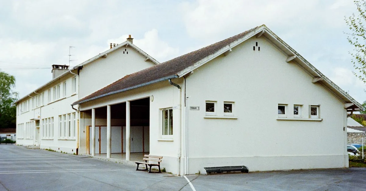 Bâtiment blanc traditionnel à Compiègne, Hauts-de-France, capturé par temps clair.