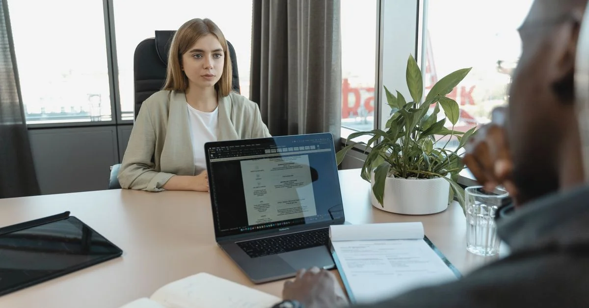 Scène d'entretien professionnel dans un bureau moderne, mettant en avant le recrutement et les opportunités de carrière.