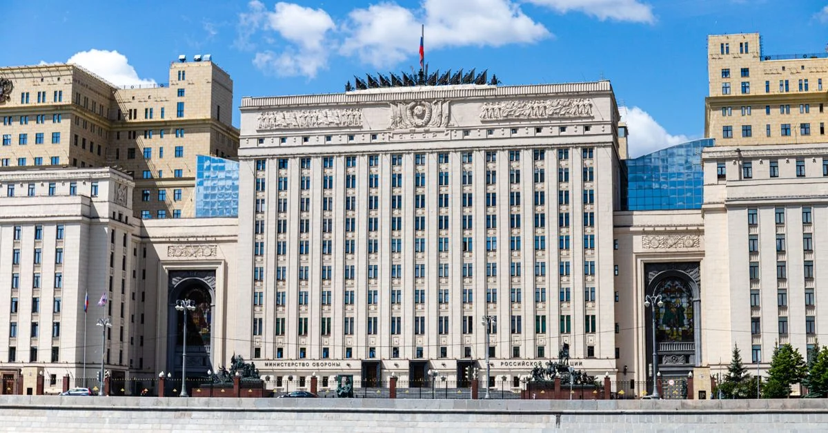 Façade du bâtiment du Ministère russe à Moscou le long de la rivière sous un ciel dégagé.