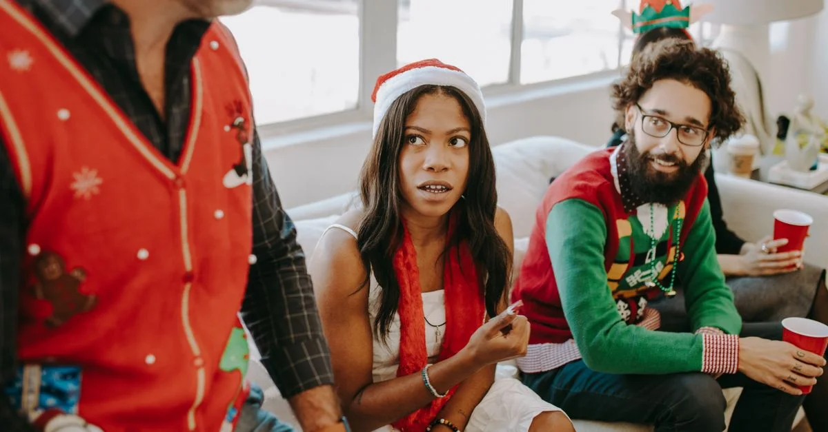 Collègues profitant d'une fête de bureau de Noël avec des décorations festives et des boissons.